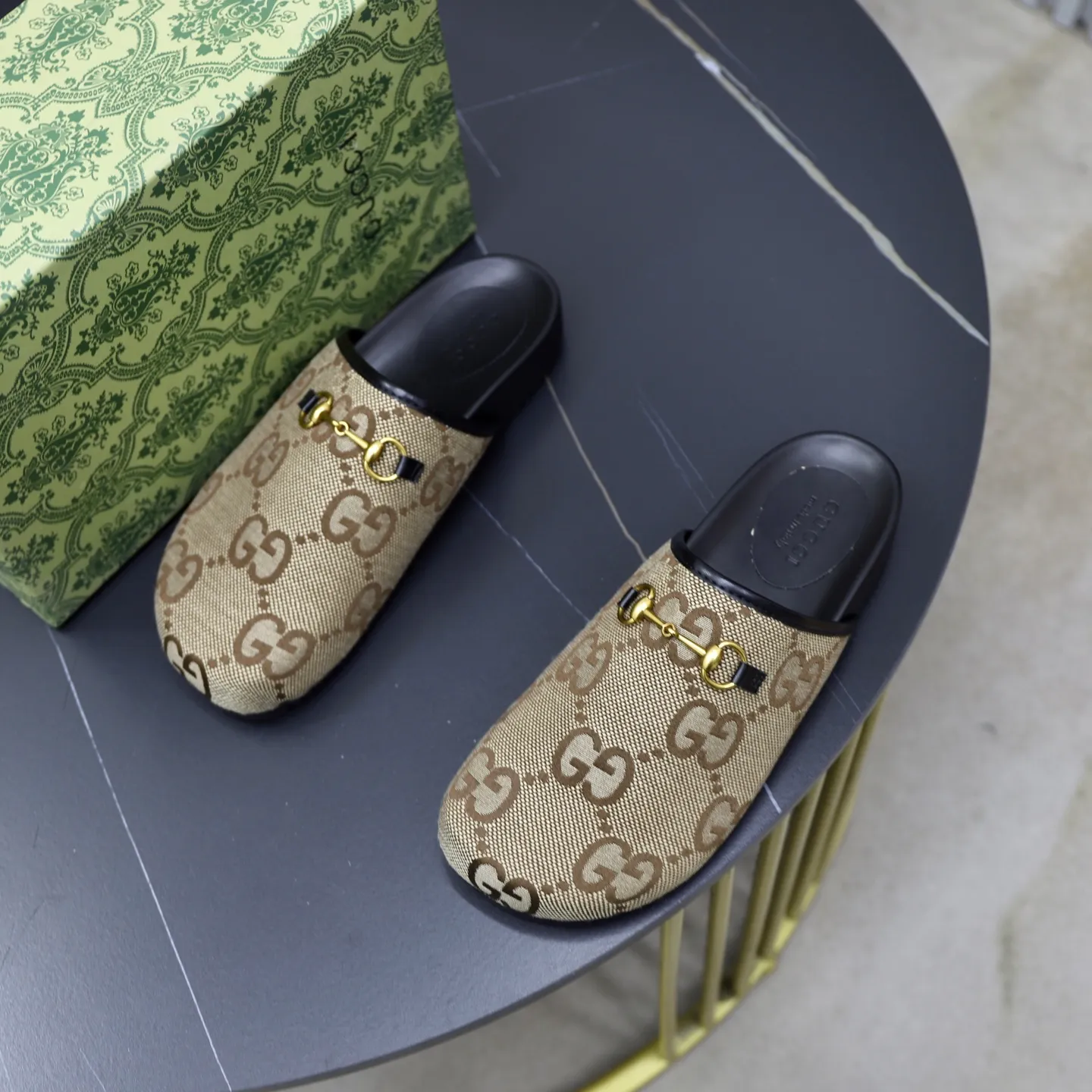 Ex-factory price: 340💰🙅‍♂️🙅‍♂️🙅‍♂️Couple model Brand: GUCCI Standard code: 35-44 (45 customized) Grade: Same as the official website Material: Original leather design Original lightweight wear-resistant molded outsole Style category: Men's fashion sandals Distinguished luxury brand elements Top luxury Color: Actual picture color